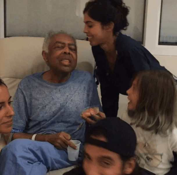 Em hospital, Gilberto Gil recebe carinho das filhas: "Paparicando"
