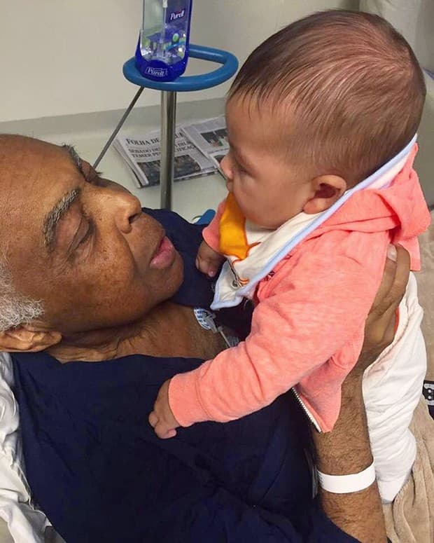Internado, Gilberto Gil posta foto de visita do neto