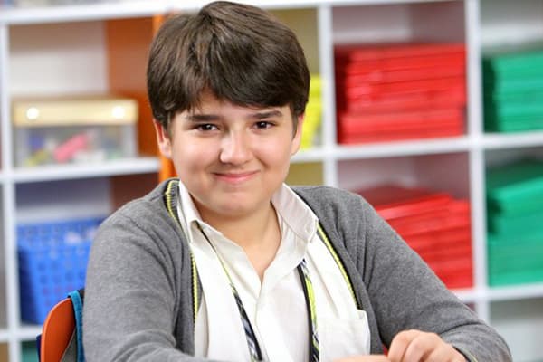 Lembra dele? Jaime de "Carrossel" aparece magrinho em jantar romântico com a namorada