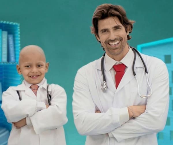 Após vencer linfoma, Reynaldo Gianecchini faz campanha com criança contra o câncer