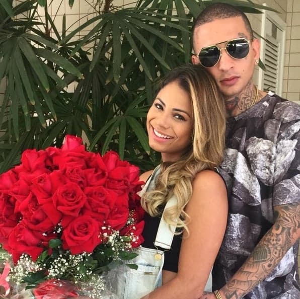 Lexa recebe buquê de rosas de MC Guimê
