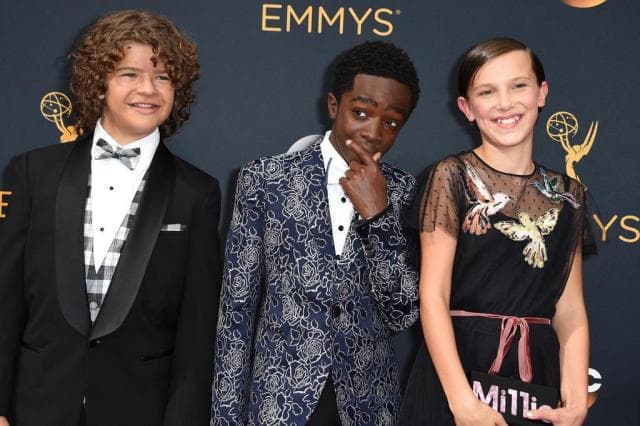Elenco de "Stranger Things" arrasa em apresentação no "Emmy 2016"; assista
