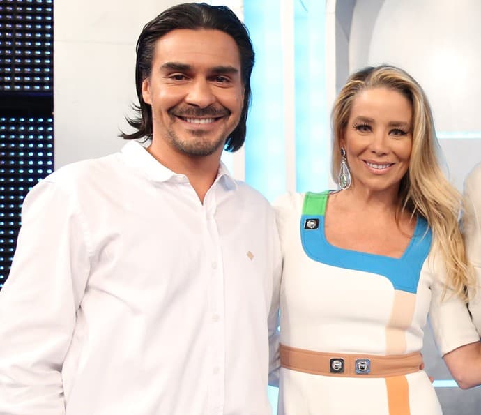 Após boato de briga, André Gonçalves posa com Dani Winits e manda indireta: "Comprometidos com o amor"