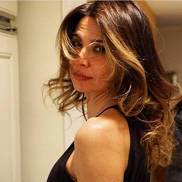 Luciana Gimenez posta foto com roupa transparente em cima de mesa e chama atenção na internet; confira