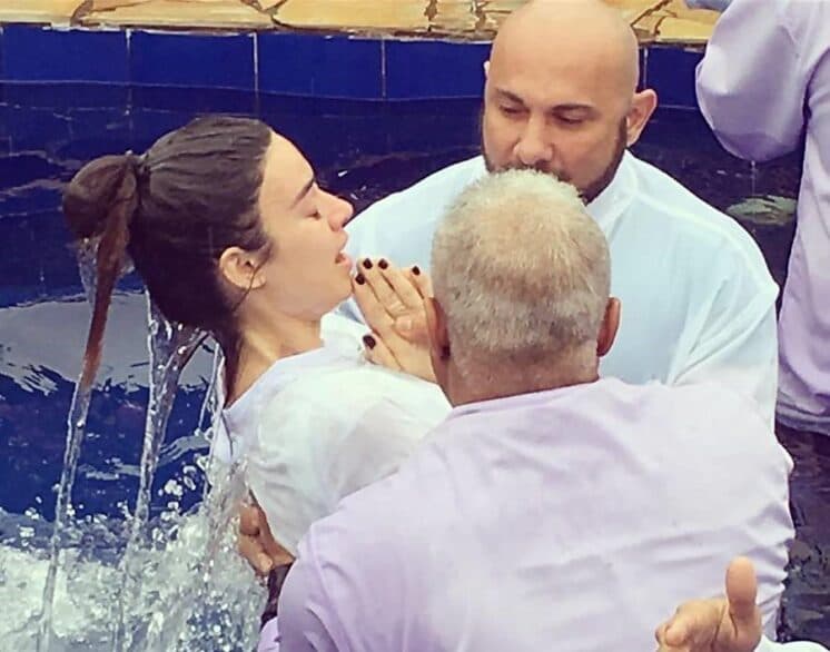 Após críticas, Thaila Ayala apaga foto de batismo em igreja evangélica