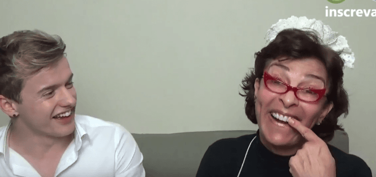 "Fuxicando": Cantora perde o dente durante show e atriz quase estoura tímpanos de telespectadores!