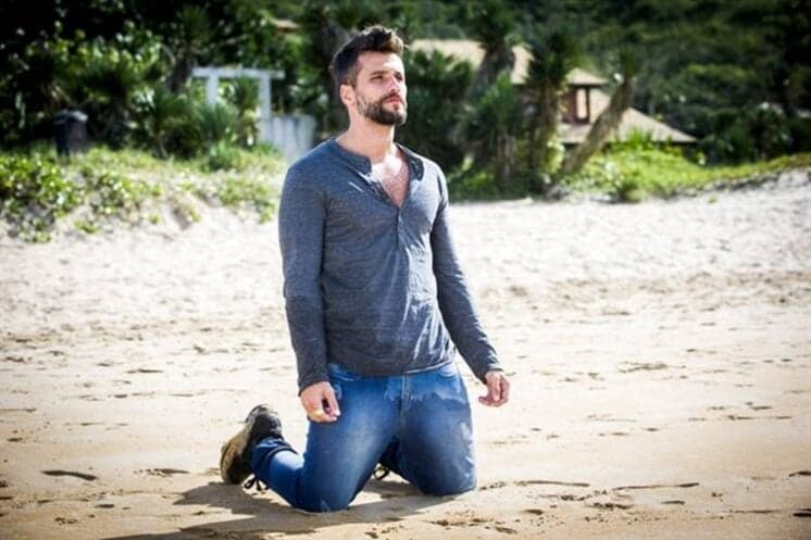 "Sol Nascente": Bêbado, Mario se joga no mar e quase morre afogado