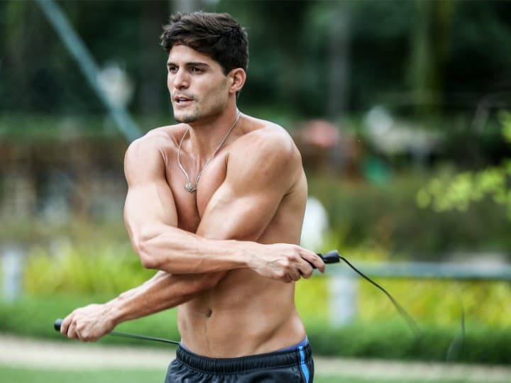 Ex-BBB André Martinelli expulsa fã de casa com xingamentos: "Biscate!"