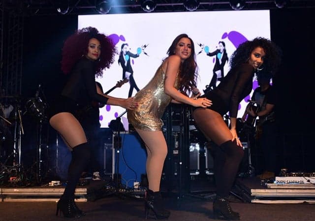 Anitta causa ao dançar até o chão em feira