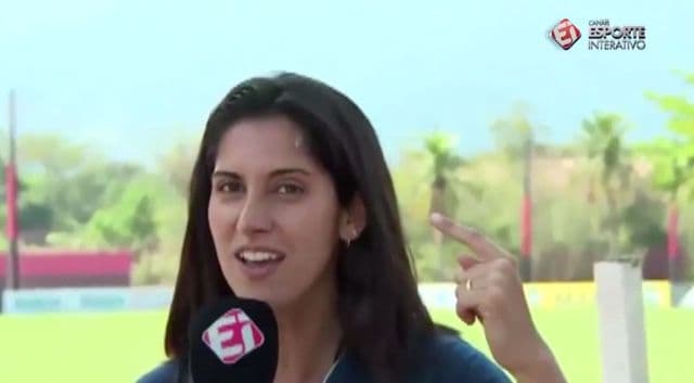 Pássaro faz cocô na cabeça de repórter ao vivo; veja