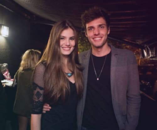 Camila Queiroz faz ex passar por constrangimento