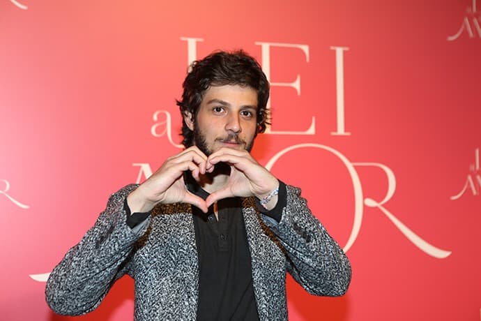 Protagonistas de "A Lei do Amor" chegam atrasados em festa de lançamento