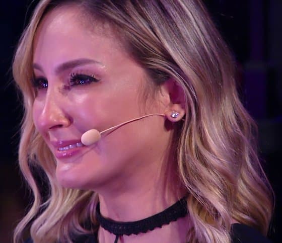 Claudia Leitte se emociona com música em homenagem à avó