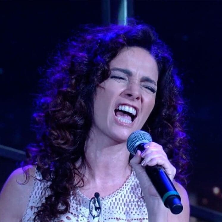 Claudia Ohana canta Nirvana e é detonada nas redes sociais