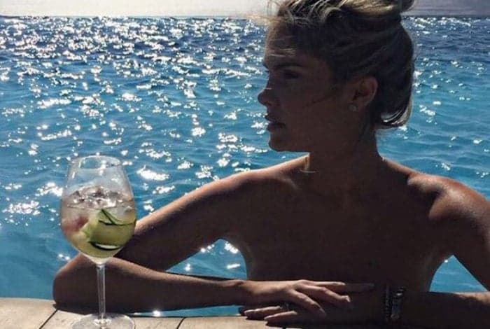Bárbara Evans faz topless e exibe bumbum na Grécia