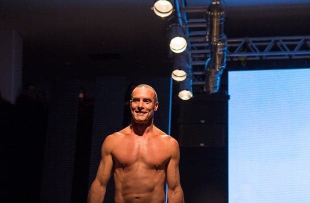 Após nudes vazados, Paulo Zulu exibe o corpo em desfile; veja as fotos!