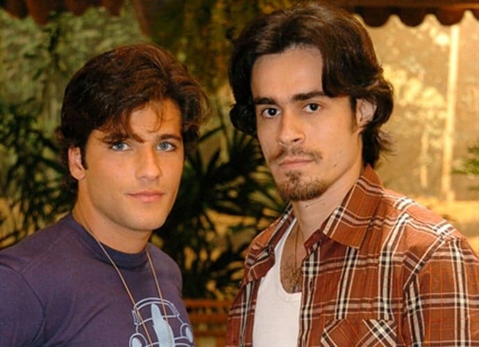 Em peça de teatro, ator da Globo protagoniza beijo gay e nu frontal