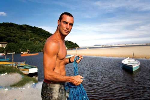 Paulo Zulu se atrapalha e posta foto pelado sem querer