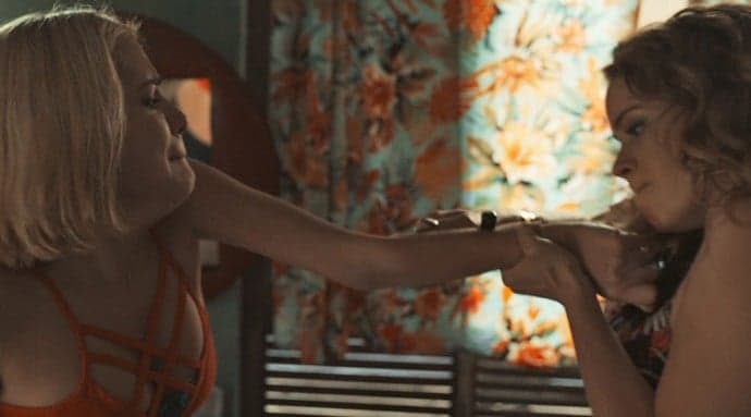 "Justiça": Mayara enfrenta Kellen; gerente a corta com uma navalha