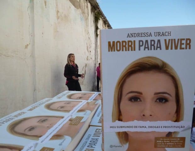 Andressa Urach vai a presídio, distribui mais de mil livros e dá palestra
