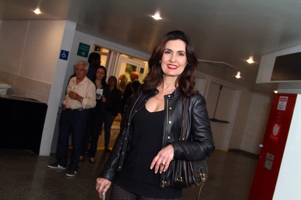 Solteira, Fátima Bernardes cai na noite do Rio de Janeiro com amigas