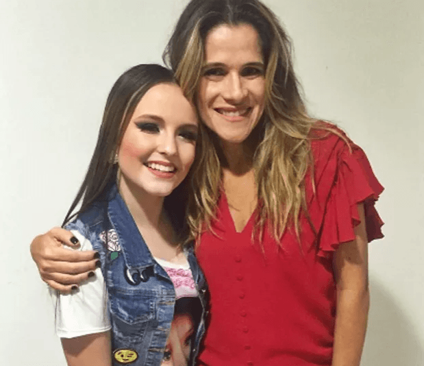Larissa Manoela posa ao lado de Ingrid Guimarães e dá pista sobre novo trabalho