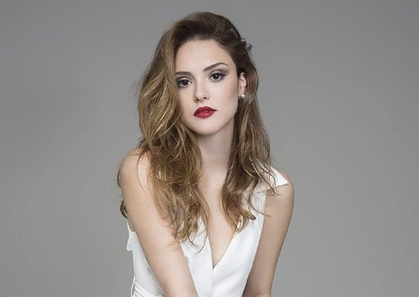 Isabelle Drummond fala sobre supostas rivais, Marquezine e Ruy Barbosa