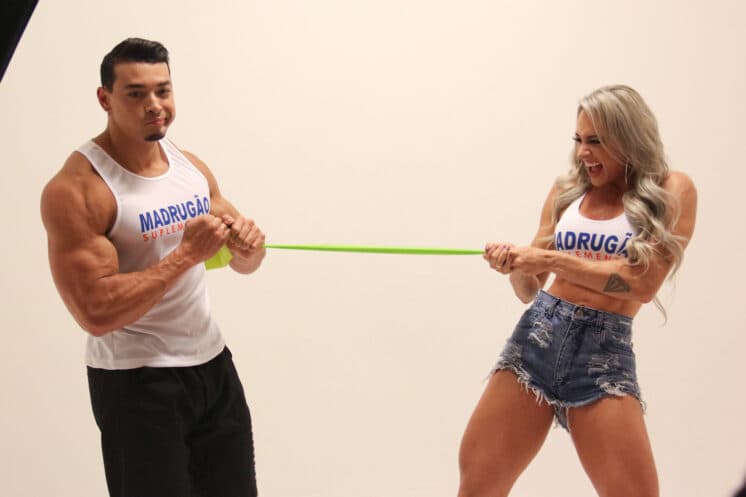 Felipe Franco e Juju Salimeni posam nus em selfie ousada