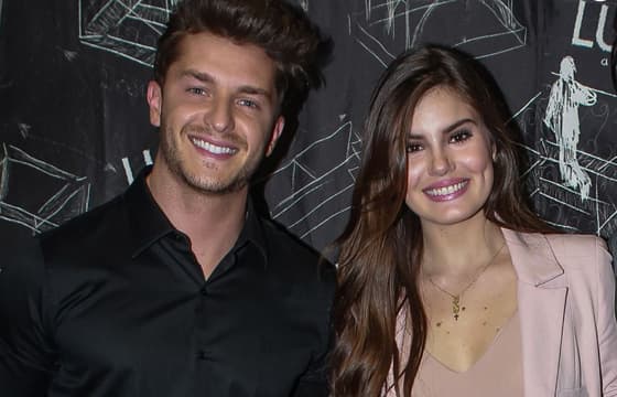 Camila Queiroz e Klebber Toledo negam planos de morar juntos: "Invenção"