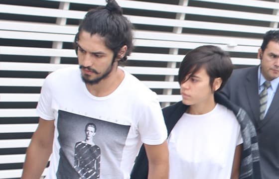 Gabriel Leone e Carla Salle são flagrados aos beijos na saída do cinema