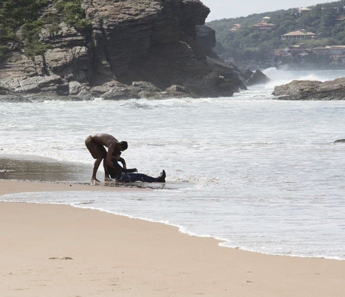 "Sol Nascente": Tiago entra no mar e salva Mario