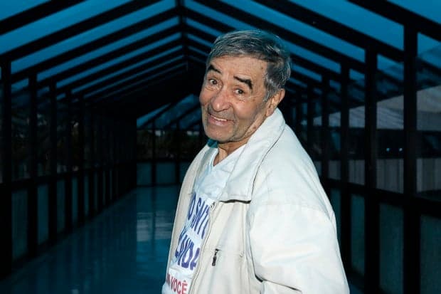 Aos 81 anos, Ivo Holanda, o 'rei das pegadinhas', relembra trajetória e diz: "Sou o Chaves brasileiro"