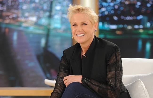 Com programa em baixa na Record, equipe de Xuxa distribui currículos