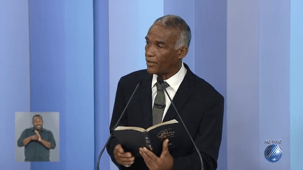 Pastor lê Bíblia durante debate na Globo e bate boca com apresentador; assista
