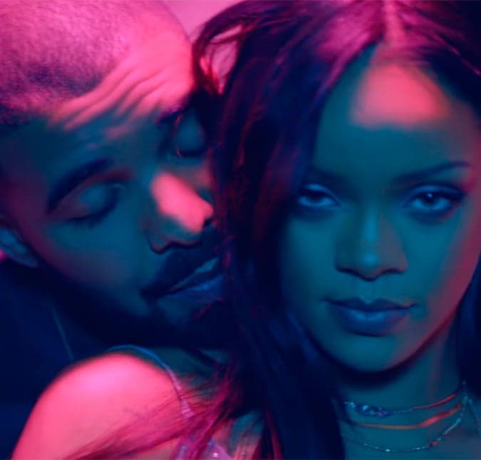 Após rumores de namoro, Rihanna e Drake se beijam em palco