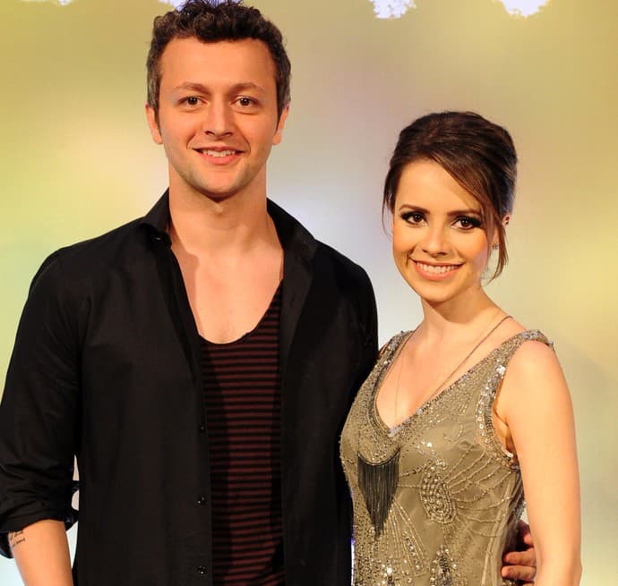 Discreto, Lucas Lima compartilha foto sensual de Sandy e faz declaração