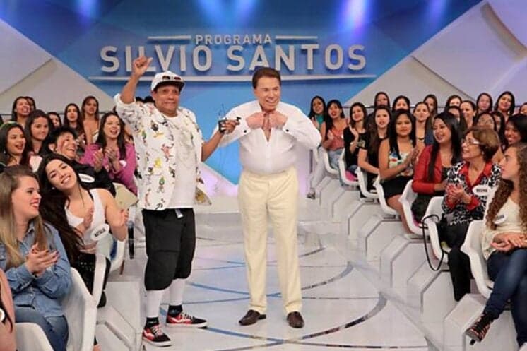 Silvio Santos tira a roupa no palco de seu programa e faz a internet bombar
