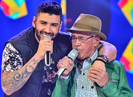 Gusttavo Lima canta pela primeira vez com o seu pai na TV e se emociona