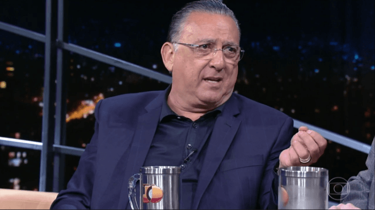 Galvão Bueno posa com a mulher e comemora data em que a conheceu