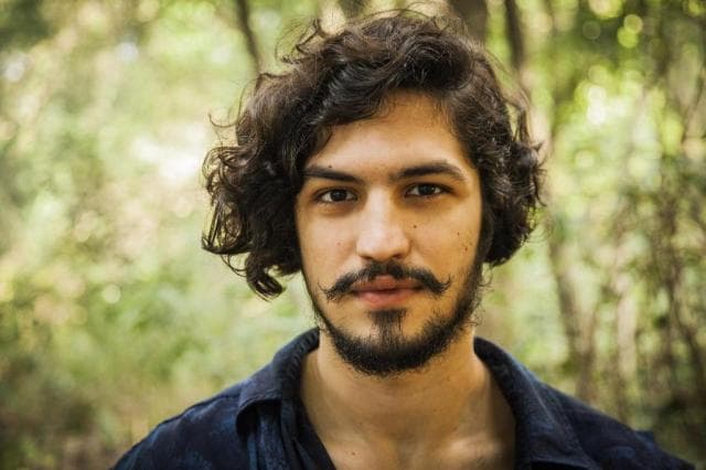 Gabriel Leone se declara pela primeira vez à nova namorada