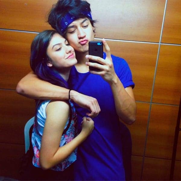 Giovanna Grigio, a Mili, assume namoro com colega de elenco em peça