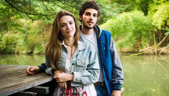 "A Lei do Amor" estreia com acidente, romance, humilhação, assassinato e barraco