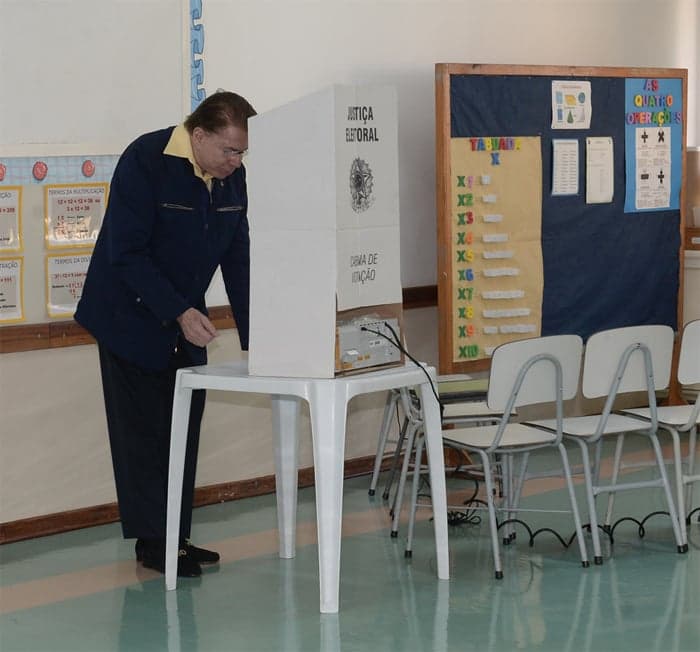 Silvio Santos se nega a furar fila em seção eleitoral e dá exemplo de cidadania