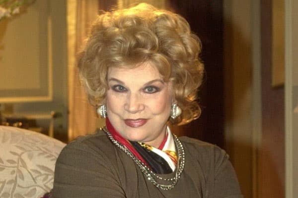 Tônia Carrero continua internada com pneumonia no Rio