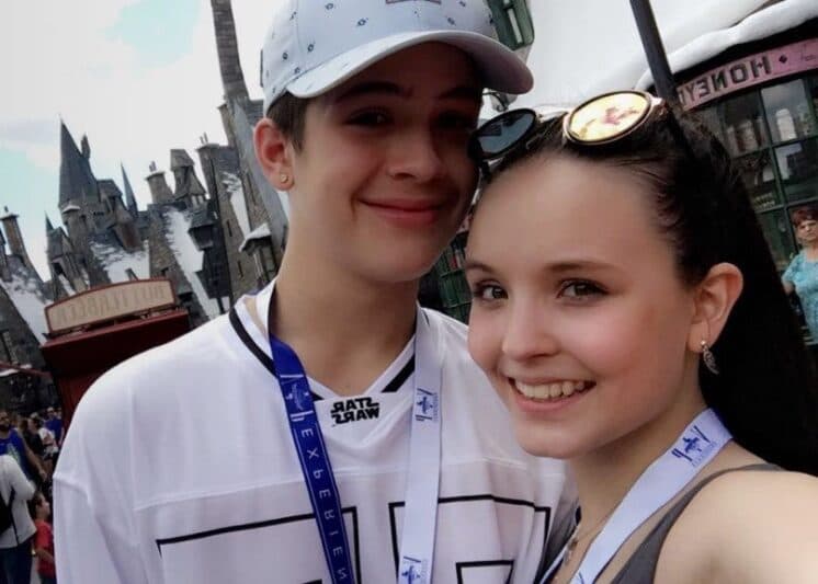 Larissa Manoela curte férias com o namorado nos Estados Unidos
