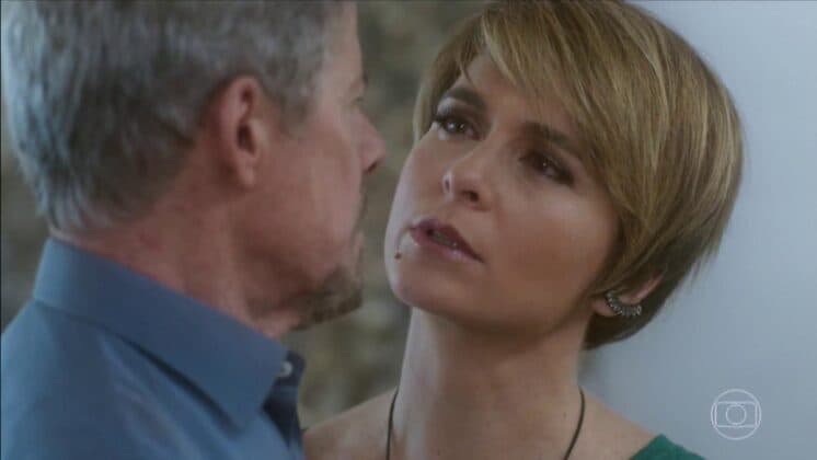 "A Lei do Amor": Tião tenta enforcar Helô, que se desespera e o agride