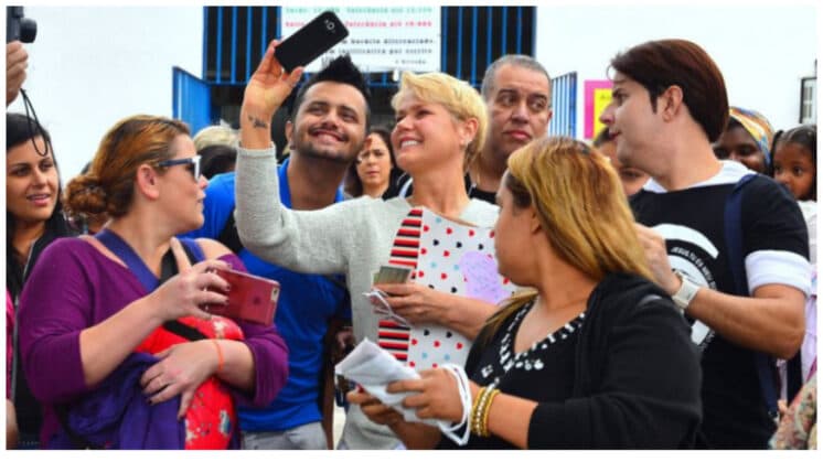 Xuxa vota no Rio de Janeiro, causa tumulto e ganha presente de fãs; confira!