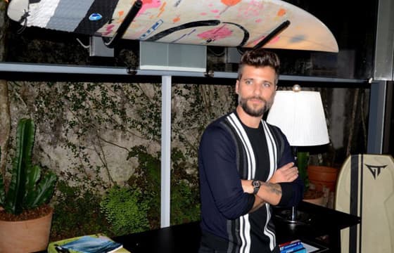 Bruno Gagliasso conta que já dormiu na garagem: "Com os cachorros"