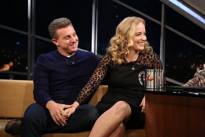 "Eu perguntei se ela ainda era virgem", revela Luciano Huck sobre Angélica