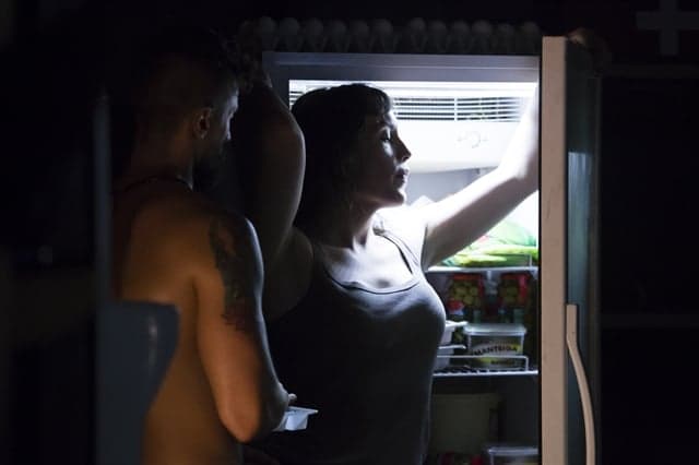 Em "Supermax", personagem transexual será descoberta e agredida em cena "brutal"